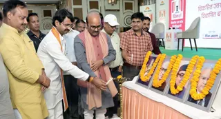 दैनिक जागरण की ओर से बस्ती के होटल बालाजी प्रकाश सभागार में आयोजित जागरण विमर्श कार्यक्रम का उद्घाटन करते भाजपा के राष्ट्रीय महामंत्री हरीश द्विवेदी, जिलाध्यक्ष विवेकानंद मिश्रा व अन्य। जागरण