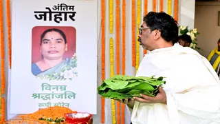 मां रूपी सोरेन के अग्नि संस्कार के बाद संथाली विधि-विधान का पालन करते सीएम हेमंत सोरेन। जागरण