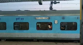 गोरखपुर-लखनऊ की जगह लखनऊ-गोरखपुर-पाटलिपुत्र का लग रहा है बोर्ड। जागरण