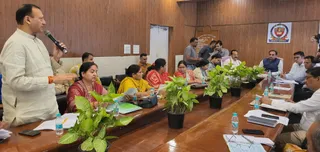 नगर निगम की बैठक के दौरान जोन चेयरमैन के सामने समस्याएं रखते पार्षद। फोटो: जागरण