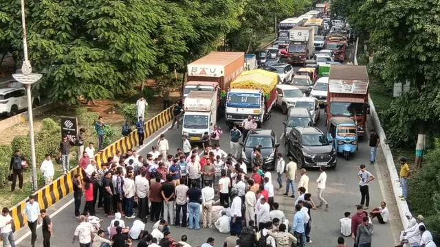 ग्रेटर नोएडा में घायल छात्र की मौत, स्वजनों को दोस्तों पर हत्या का शक; अस्पताल के बाहर सड़क पर दे रहे धरना
