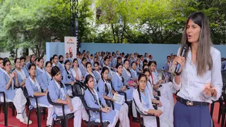 दैनिक जागरण की ओर से मेरठ पब्लिक स्कूल फाॅर गर्ल्स कैंट में आयोजित यूथ कनेक्ट कार्यक्रम को संबोधित करतीं अंतरराष्ट्रीय एथलीट पारुल चौधरी। जागरण