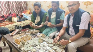 वैशाली में पकड़ी गई महिला चिकित्सा प्रभारी के आवास पर निगरानी की छापेमारी। सौजन्य : निगरानी