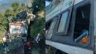 रामपुर में सड़क से फिसलकर खाई में गिरी बस (जागरण फोटो)
