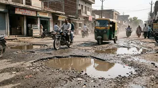 हापुड़ में जानलेवा गड्ढे: खराब सड़कों से बढ़ रहे हादसे ( एआई जेनरेटेड इमेज )