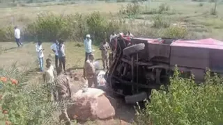 खंती में पलटी यात्री बस।