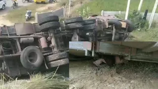 एक ट्राले ने दूसरे को ट्राले में मारी टक्कर।