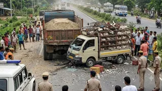 मुर्गियों से भरी वैन ने खड़े ट्रक को मारी टक्कर (यह तस्वीर AI की मदद से बनाई गई है।)