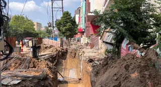 हरिओम नगर तिराहे से अंबेडकर चौक मार्ग पर खोदा गया नाला। जागरण