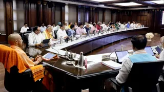 लखनऊ के लोकभवन में मंत्रिपरिषद की बैठक करते मुख्यमंत्री योगी आदित्यनाथ।
