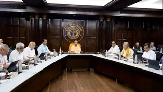 लखनऊ में शुक्रवार को लोकभवन में मंत्रिपरिषद की बैठक करते मुख्यमंत्री योगी आदित्यनाथ।