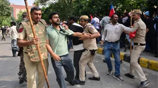 डीडीयू मार्ग पर विरोध प्रदर्शन करते वामदलों के प्रदर्शनकारियों को हिरासत में लेकर जाते पुलिसकर्मी। फोटो: चंद्र प्रकाश मिश्र