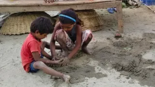 मिट्टी के घर बनाते बच्चे। फोटो जागरण