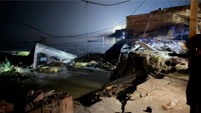 कटाव के साये में बिहार का राघोपुर गांव, घर-बार छोड़कर सुरक्षित ठिकानों की ओर जा रहे ग्रामीण