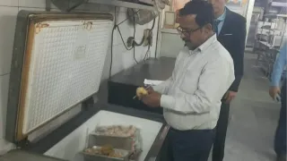 खाद्य पदार्थ की जांच करती फूड सेफ्टी विभाग की टीम। फोटो जागरण
