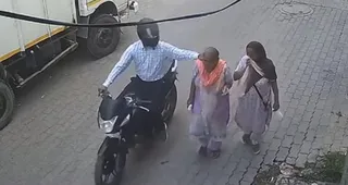 स्नैचिंग की वारदात सीसीटीवी में कैद।