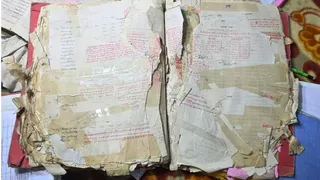 बड़ौत चकबंदी कार्यालय में जीर्णशीर्ण हालत में रखा 45 साल पुराना रजिस्टर। जागरण