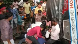 मटेरा के शिवपुरा में टैंकर पलटने के बाद पेट्रोल लेने उमड़ी भीड़। जागरण