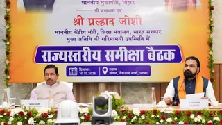 केंद्रीय मंत्री प्रह्लाद जोशी के साथ बैठक करते सीएम सम्राट चौधरी। सौ-एक्स