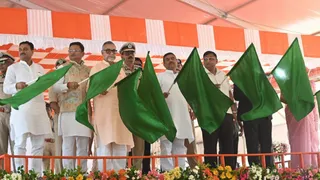 कोलकाता के ब्रिगेड परेड ग्राउंड से आपातकालीन प्रतिक्रिया के लिए वाहनों को हरी झंडी दिखाकर रवाना करते सीएम शुभेंदु।