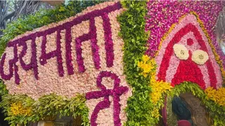 फूलों से सजाया गया माता श्री चिंतपूर्णी का दरबार।