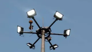 मरम्मत के बाद आठ लेन रोड पर रोशनी बिखेरती हाई मास्ट लाइट। (फोटो जागरण)
