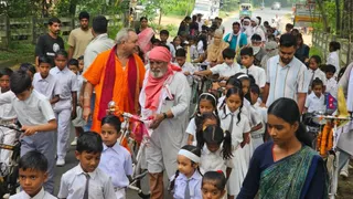 कटोरिया स्थित 'द विलेज स्कूल' में साइकिल यात्रा के दौरान स्कूली बच्चों और पर्यावरण प्रेमियों के साथ संवाद करते प्रख्यात पर्यावरणविद् डा. अनिल प्रकाश जोशी