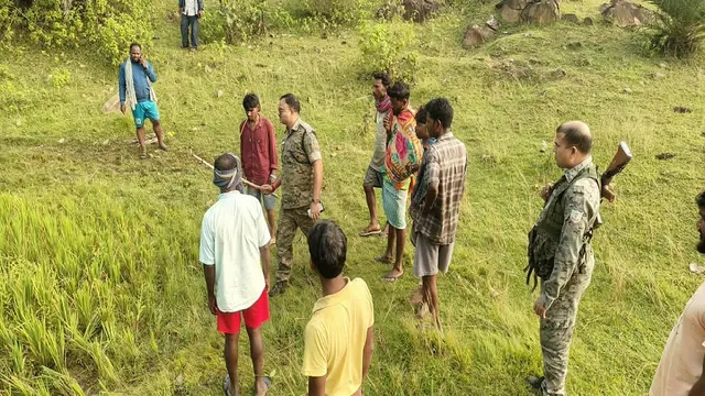 दुमका में 14 वर्षीय छात्रा की हत्या से सनसनी, घर से 500 मीटर दूर झाड़ी में मिला शव; दुष्कर्म की आशंका