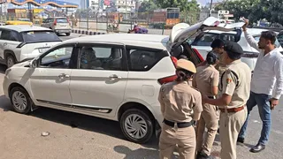 वाहनों की सघन तलाशी लेते हुए पुलिसकर्मी। जागरण