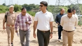 सोफीपुर में ई-बस डिपो चार्जिंग स्टेशन बनाने के लिए आवंटित भूमि का निरीक्षण करते नगर आयुक्त प्रशांत नागर (दाएं से दूसरे), साथ में सहायग नगर आयुक्त आरपी सिंह (दाएं) : निगम द्वारा