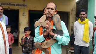 चप्पल-जूतों की माला पहने भगत धनेश्वर चौधरी। (फोटो सौजन्य)