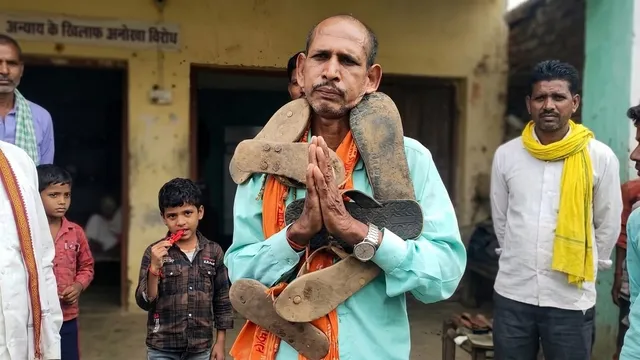 गिरिडीह में अंधविश्वास पर बवाल! महिला को डायन बताने वाले भगत को जूते-चप्पल की माला पहनाई, पुलिस ने छुड़ाया

