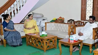 मुख्यमंत्री हेमंत सोरेन और कल्पना सोरेन से मुलाकात कर शोक संवेदना व्यक्त करतीं झरिया की पूर्व विधायक पूर्णिमा नीरज सिंह। (फोटो सौजन्य)