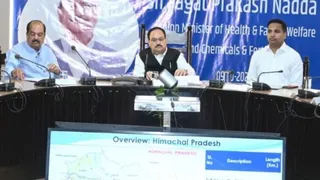 बिलासपुर में जेपी नड्डा हिमाचल की केंद्रीय परियोजनाओं की समीक्षा बैठक की अध्यक्षता करते हुए।