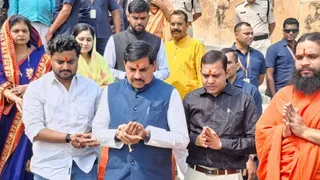 निरंजना नदी तट पर सपरिवार तर्पण करते मध्यप्रदेश के सीएम डाॅ. मोहन यादव। जागरण