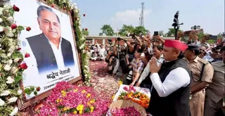 मुलायम सिंह यादव के चित्र पर पुष्पांजलि अर्पित करते अखिलेश यादव। जागरण