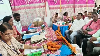 धरहरा के बंगलवा पंचायत भवन में आयोजित जिला स्तरीय जनजातीय सम्मेलन में उपस्थित प्रशासनिक अधिकारी, जनप्रतिनिधि और स्थानीय ग्रामीण