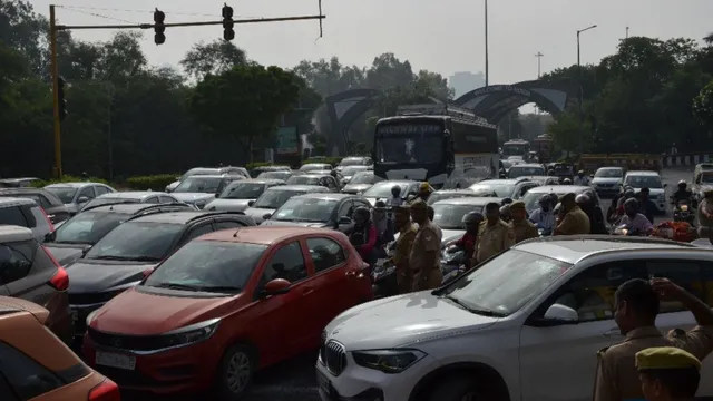 CJP प्रदर्शन के कारण हाई अलर्ट पर नोएडा पुलिस, चिल्ला बॉर्डर पर सख्त चेकिंग से लगा गाड़ियों का लंबा जाम