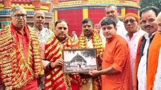 रजरप्पा मंदिर में शुक्रवार को पूजा करने के बाद छत्तीसगढ़ के संगठन महामंत्री कर्मवीर सिंह और रांची विभाग प्रचारक मंटू कुमार।