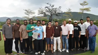 जू सफारी परिसर स्थित स्टेच्यू गार्डन एंड सेल्फी प्वाइंट फोटो सेशन के दौरान क्रिकेटर की टीम।