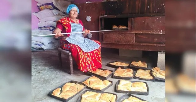 Navratri 2026: चूल्हे से सीखा हुनर बना कमाई का जरिया, जालौन की संतोषी ने गांव में खड़ा किया बेकरी का कारोबार
