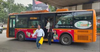 कल्याणपुर की ओर से गोल चौराहे पर आई ई-बस से उतरते-चढ़ते लोग। जागरण