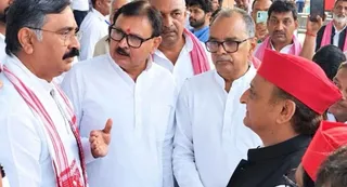 गोरखपुर एयरपोर्ट पर शिक्षक एमएलसी चुनाव के प्रत्याशी डा. संजयन और पूर्व विधाायक विनय शंकर तिवारी से संवाद करते सपा के राष्ट्रीय अध्यक्ष अखिलेश यादव।- सौ. सपा
