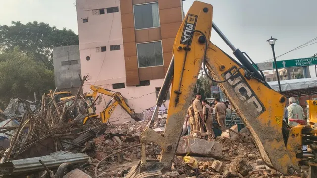'प्रेमी पराठा' पर चला बुलडोजर, अलीगढ़ सूतमिल में अदालत के आदेश पर सात और दुकानें ध्वस्त