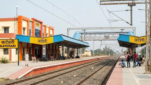 100 करोड़ से चमका कटेहरी स्टेशन, लेकिन 7 साल से ट्रेनों के ठहराव का इंतजार; लोगों को आवागमन में हो रही है दिक्कतें
