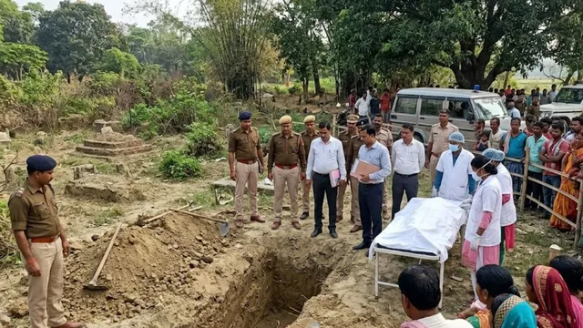 अररिया में 3 दिन पहले दफनाया गया नवविवाहिता का शव कब्र से निकाला गया, बाइक के लिए हत्या का आरोप
