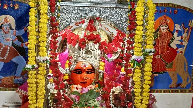 रामनगरी अयोध्या में बिखरी शक्ति उपासना की अद्भुत छटा, कहीं महागौरी, कहीं सती ने की तपस्या; कहीं गिरे पट
