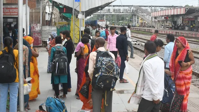 पूर्वांचल से दिल्ली का सफर हुआ मुश्किल, ट्रेनों के अचानक रद होने से बाराबंकी में यात्री हुए परेशान
