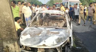 मात्र चार माह पुरानी बताई जा रही कार, नहीं खुल सके गेट। जागरण