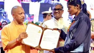 लखनऊ में कबड्डी खिलाड़ी अमरेश को सम्मानित मुख्यमंत्री योगी आदित्यनाथ